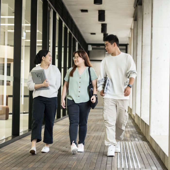 Students walking in courtyard at L5