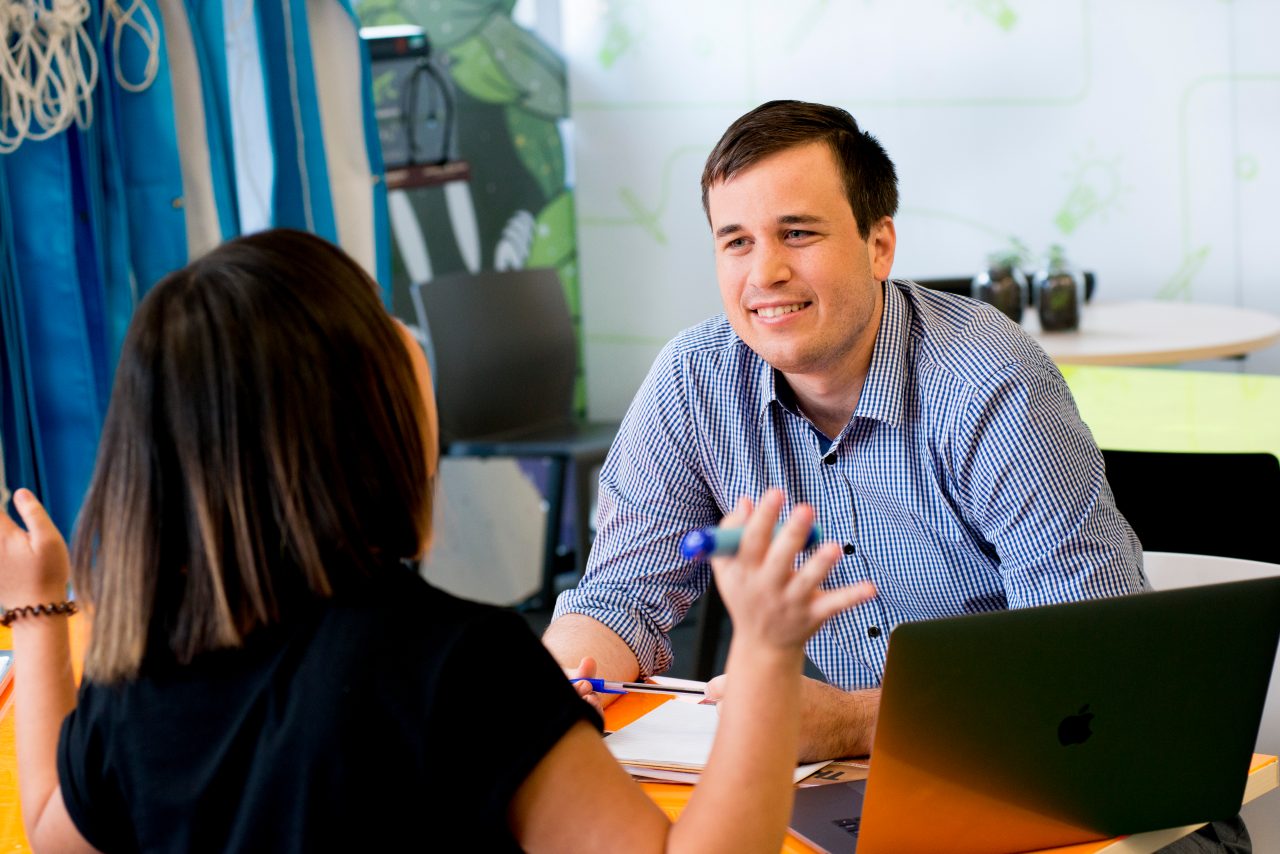 A student talking with a student advisor